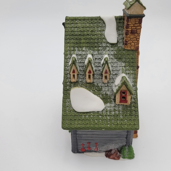 Department 56 - North Pole Series - “Elf bunkhouse”. - Picture 2 of 8